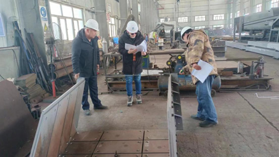 阿舍勒銅礦技術(shù)人員來廠驗收定制溜槽